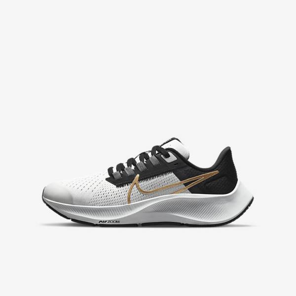 Nike Air Zoom Pegasus 38 Older Road Otroci Tekaški Čevlji Svetloba Siva / Kovinski Zlato | NK403ECY